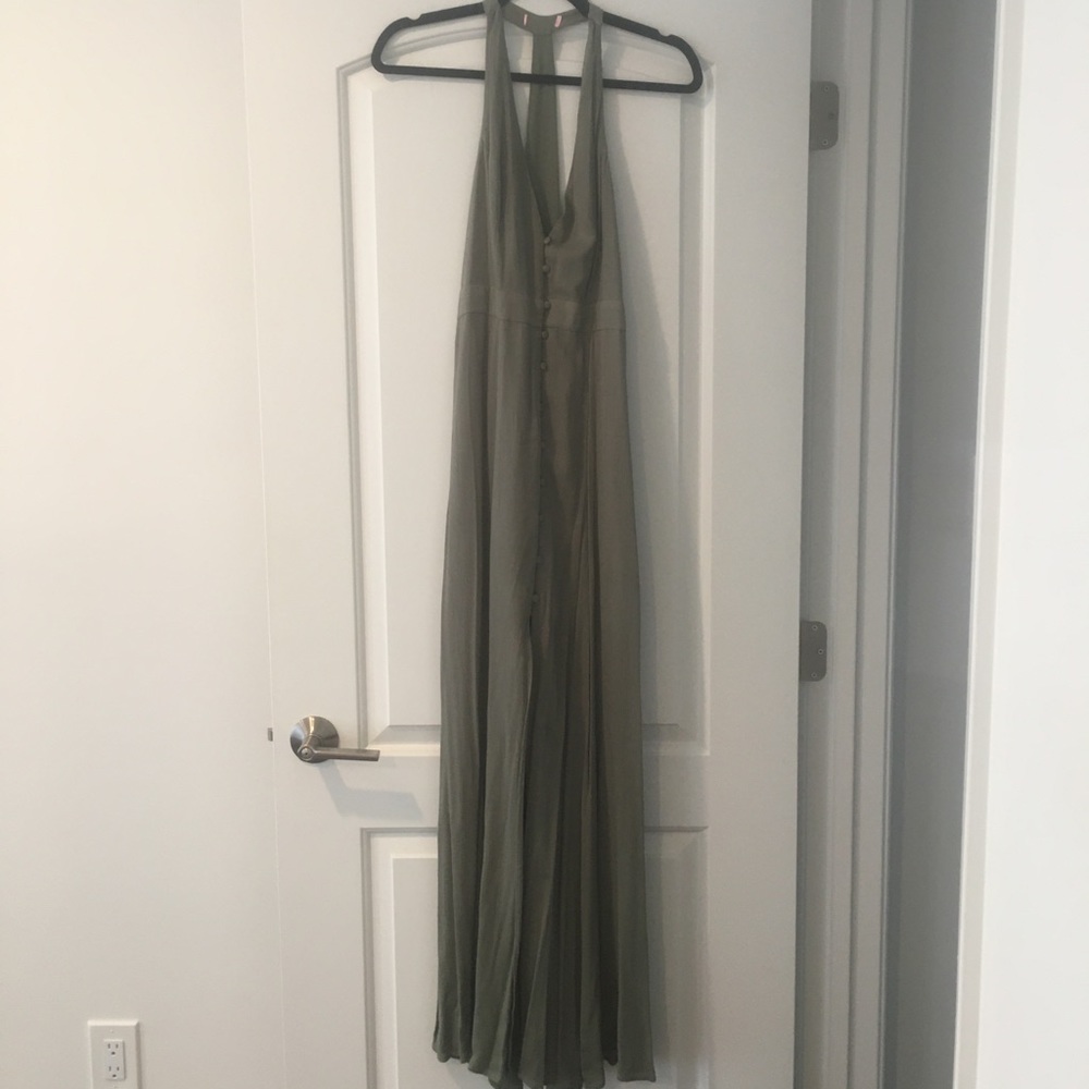 Lulu’s sage green midi sundress.